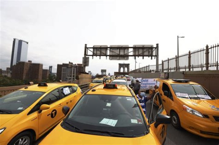 NYC taxis halt Brooklyn Bridge traffic to fight debt