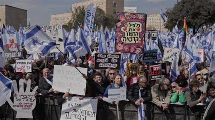 NYC teachers twist 'Wheels on the Bus' to celebrate Israel hate