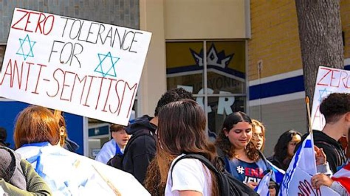 Over 100,000 take to the Paris streets to protest antisemitism
