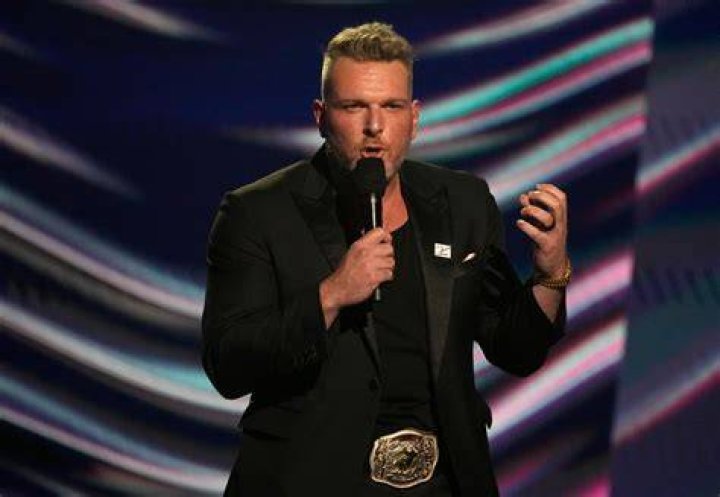 Pat McAfee blasts Skip Bayless at ESPYs for Damar Hamlin tweet