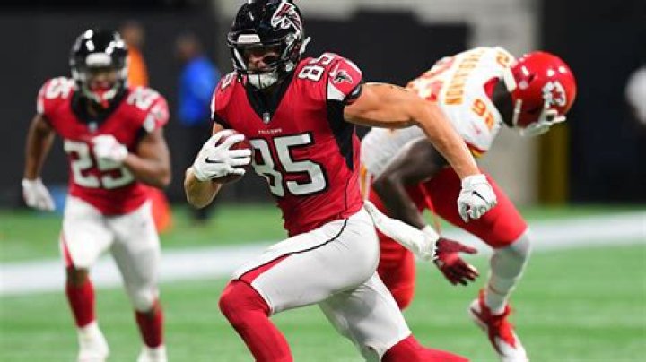 Patriots acquire tight end Eric Saubert from Falcons