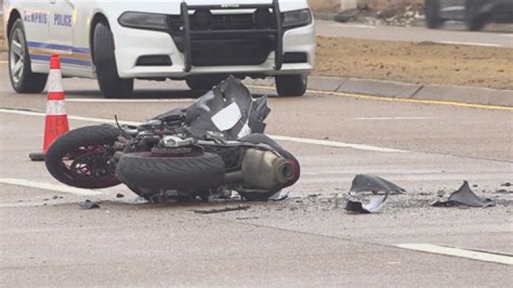 Philly motorcyclist stomps on back windshield of Nikki Bullock's car: video