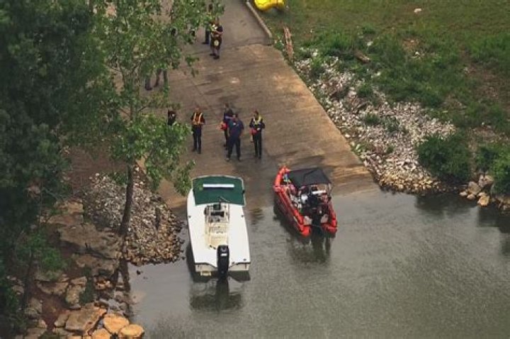 Plane carrying Christian diet guru, 6 others crashes in Tennessee lake