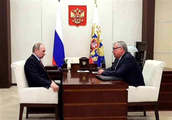Putin has replica offices around Russia, refuses internet