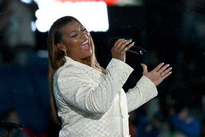 Queen Latifah shocks NFL fans with her version of national anthem