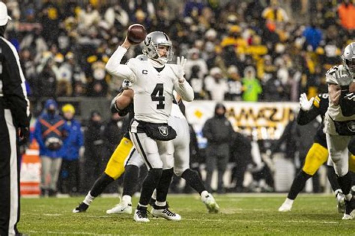 Raiders plan to attempt Derek Carr trade after benching