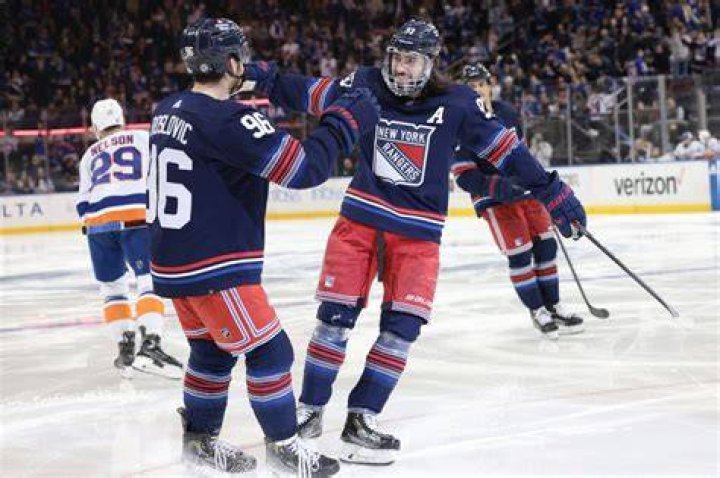 Rangers dominate Islanders as rivals head in opposite directions