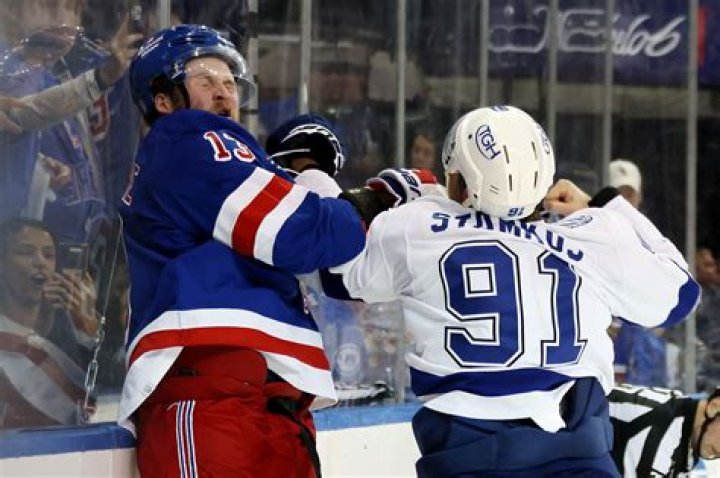 Rangers, Lightning come to blows at end of Game 5