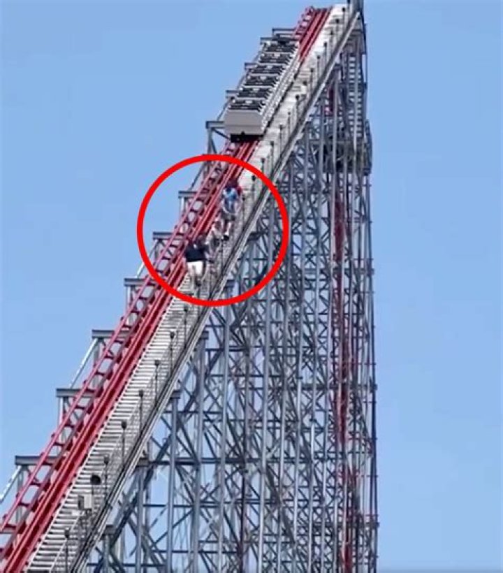 Record-breaking roller coaster stops midair, forcing riders to terrifyingly walk down 200 feet: video