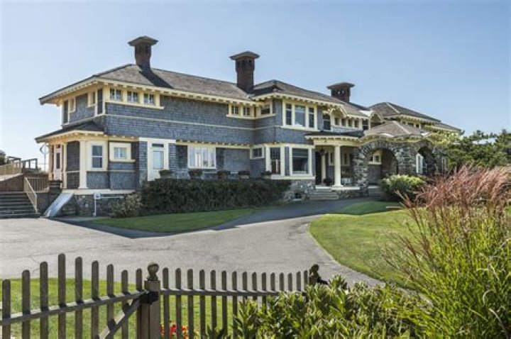 Squalid migrant campgrounds hide among luxury Hamptons homes