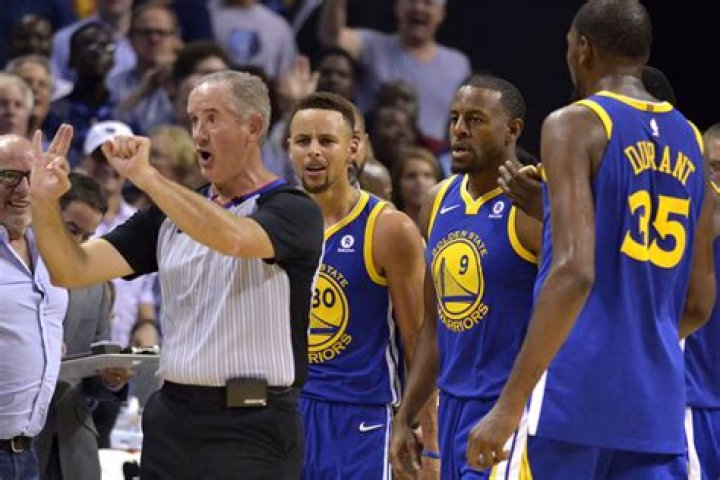 Stephen Curry ejected after mouthpiece toss in Warriors’ loss