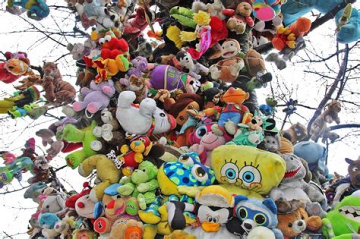 The loony tree that grows stuffed animals and enraptures kids