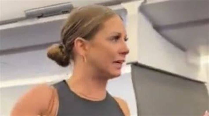 Tiffany Gomas rebrands herself with glammed-out 'empowerment' selfie after 'not real’ airplane meltdown