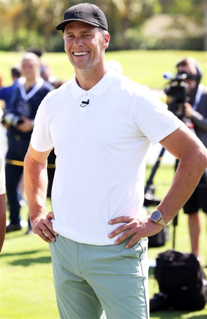 Tom Brady gets monster 10-year, $375 million deal from Fox Sports