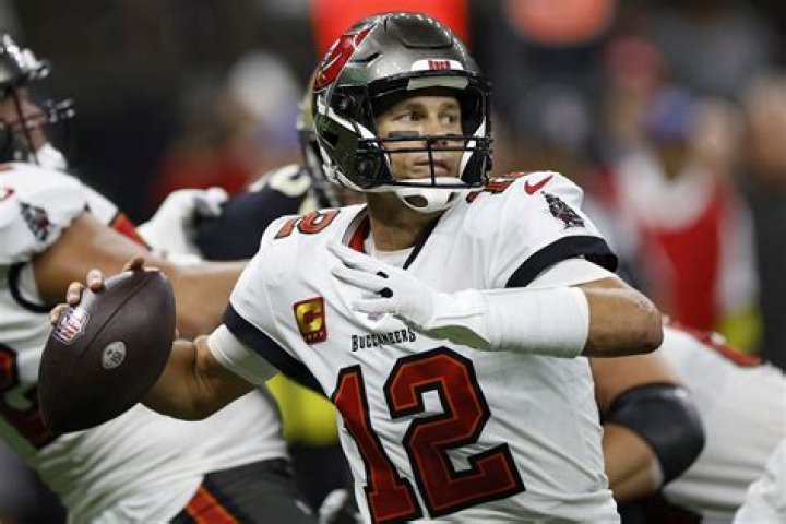 Tom Brady has tablet-tossing meltdown in Buccaneers game