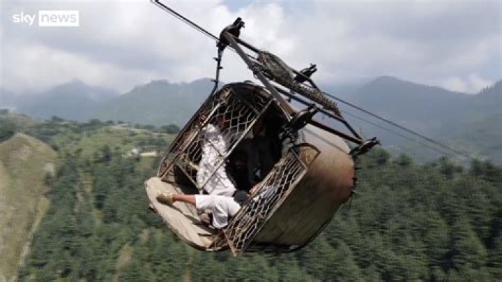 Trapped cable car passengers dangle above Parkistan ravine: video