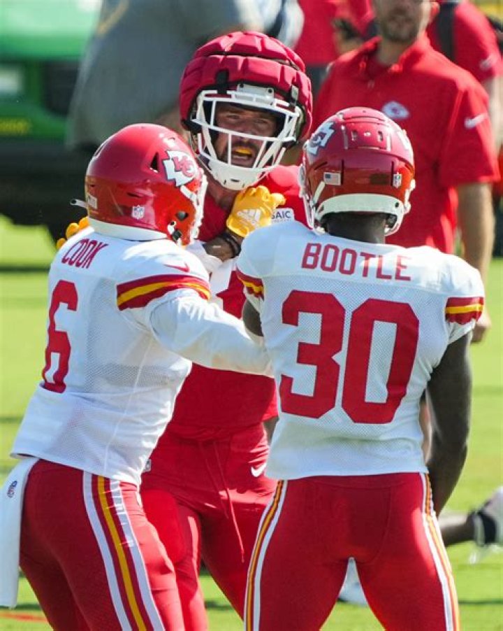 Travis Kelce punches Jack Cochrane at Chiefs training camp