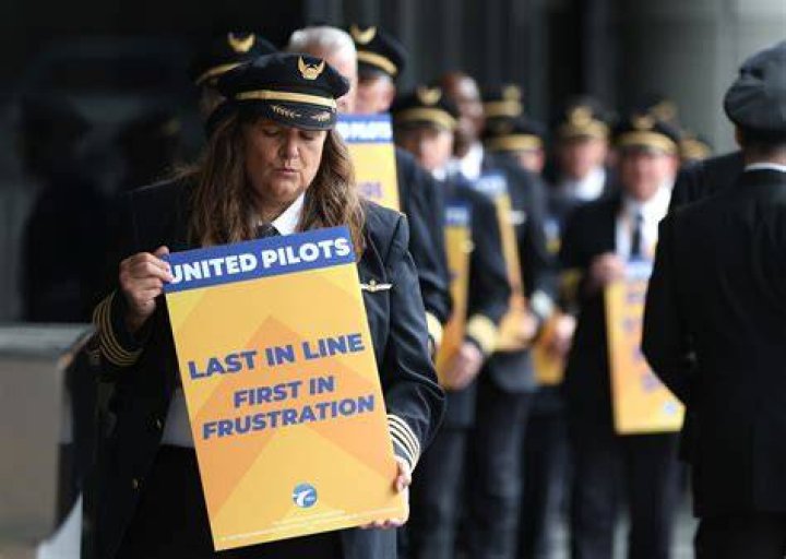 United Airlines pilots picket for for higher pay before travel season