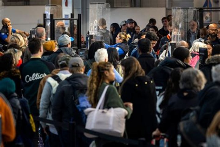 US airports break record for busiest travel day over Thanksgiving weekend