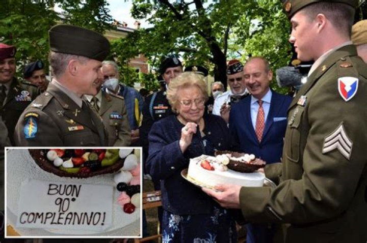 US Army replaces birthday cake stolen 77 years ago