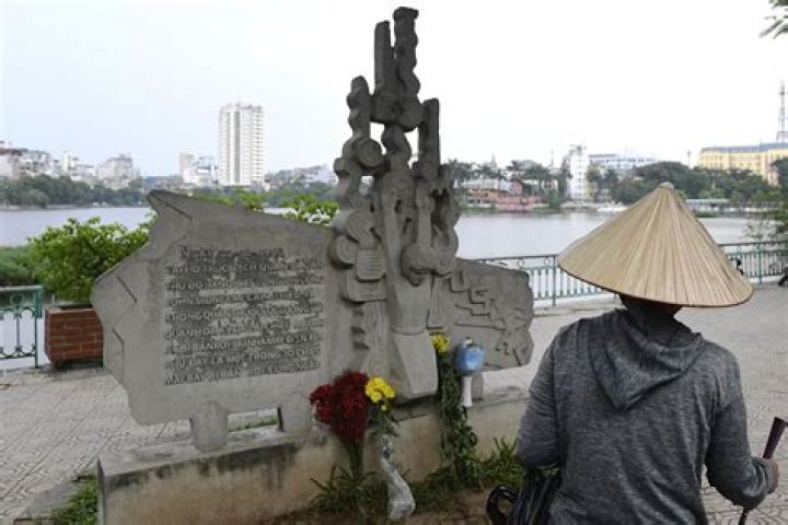 Vietnam pays tribute to John McCain