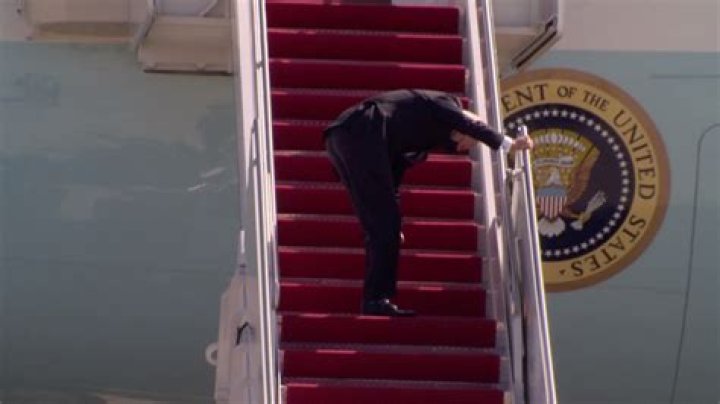 White House staffer takes dramatic fall off Air Force One