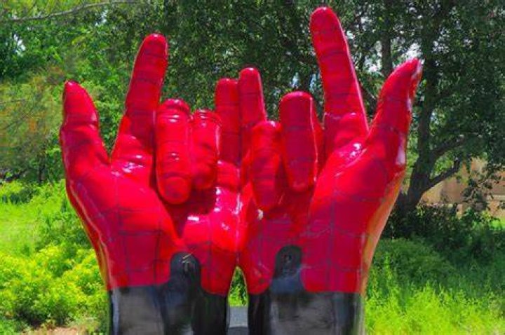 Woman confuses sculpture of Spider-Man hands for devil horns
