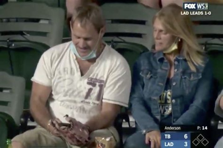 World Series fan bizarrely throws glove at Rays’ Randy Arozarena